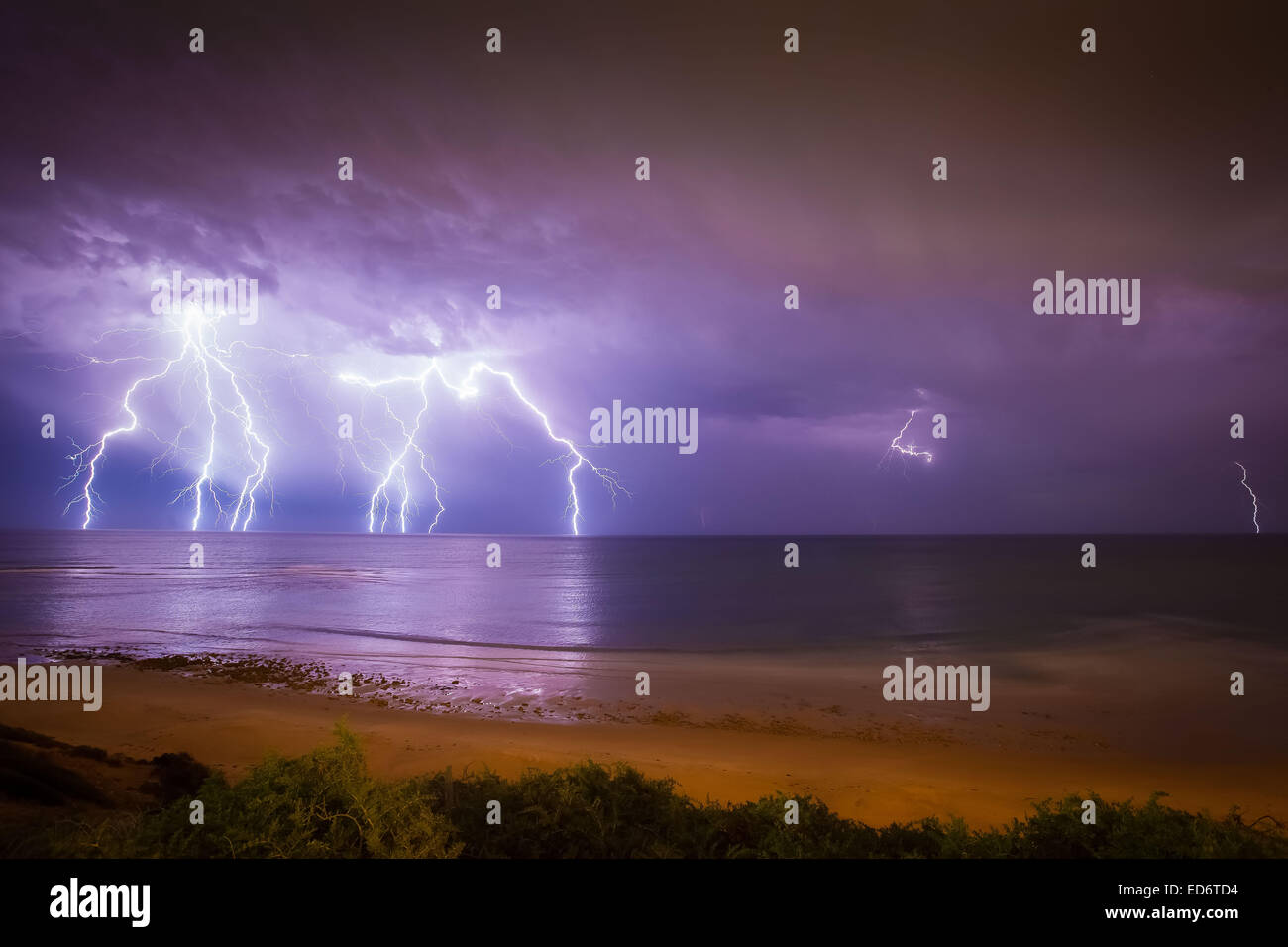 Blitze über den südlichen Meeren Stockfoto