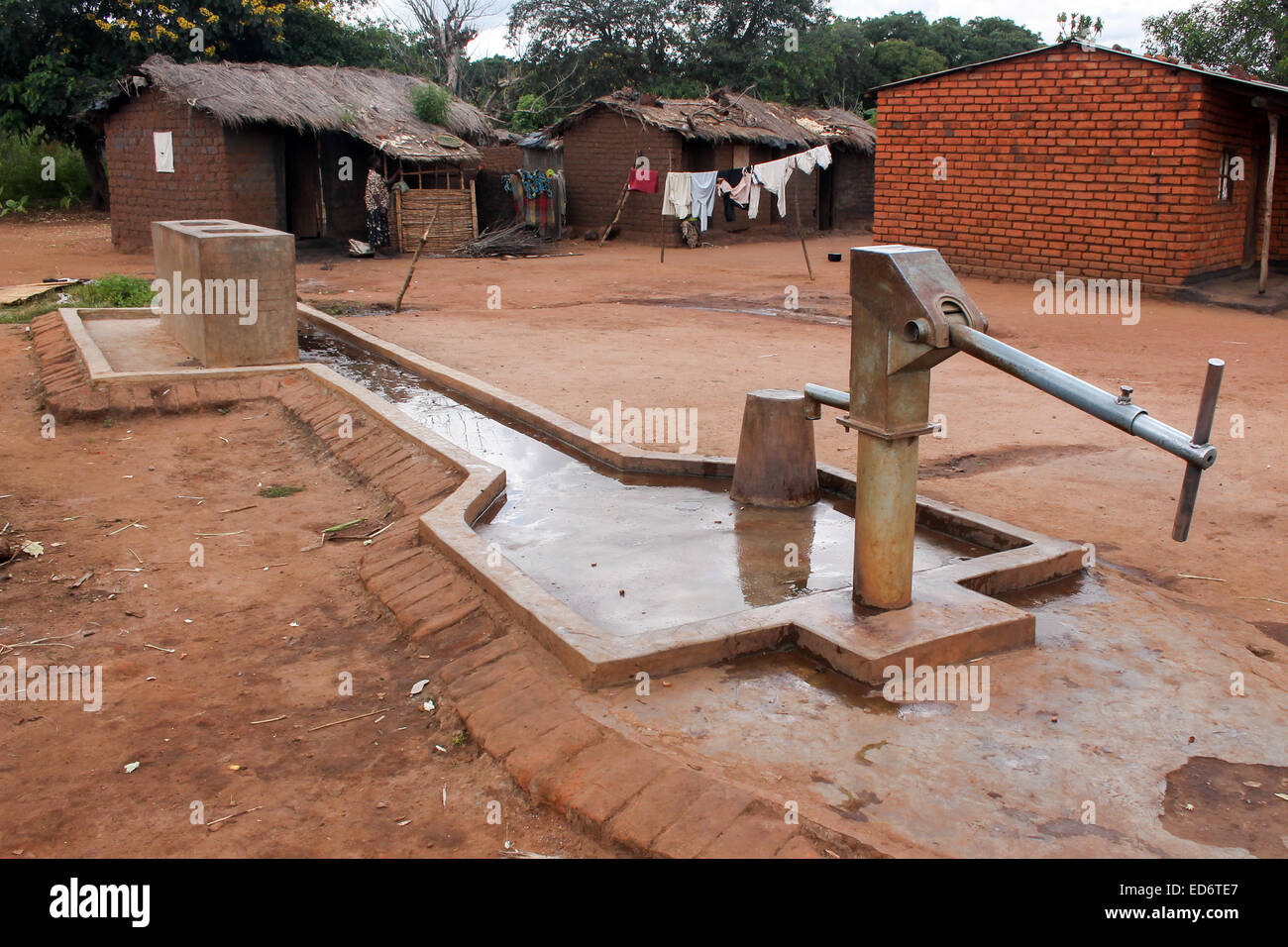 Einer von vielen neu erbauten Brunnen in Malawi. Stockfoto