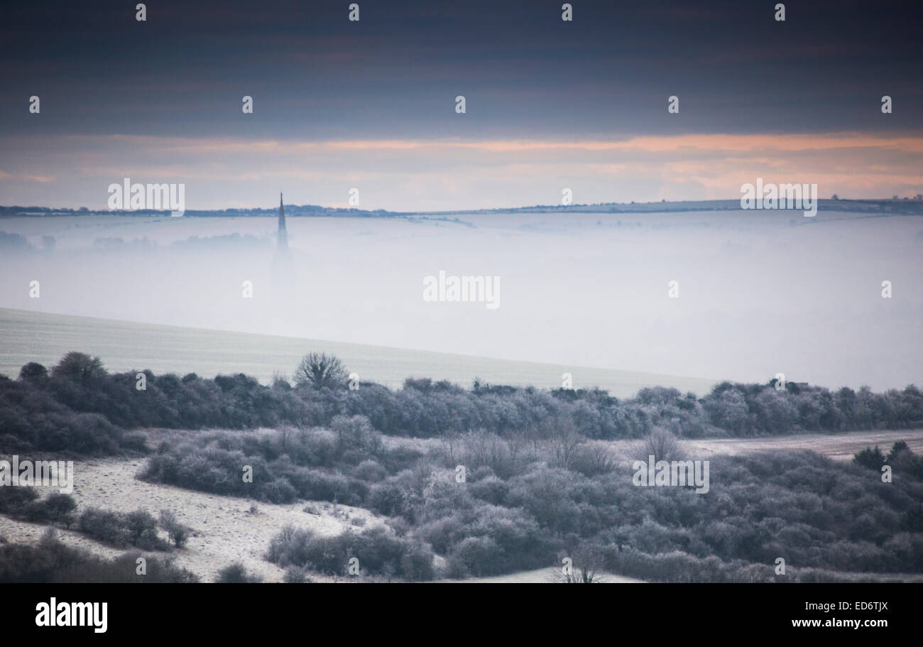 Wiltshire, UK. 30. Dezember 2014. UK-Wetter. Kathedrale von Salisbury Spire im Morgennebel mit Frost am tiefen rund um Salisbury Credit: John Eccles/Alamy Live News Stockfoto