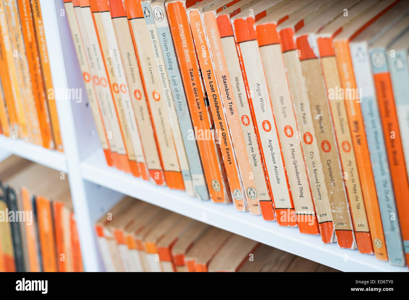 Vintage Taschenbücher veröffentlicht durch Penguin Books - Ende 1940er bis 1960er Stockfoto