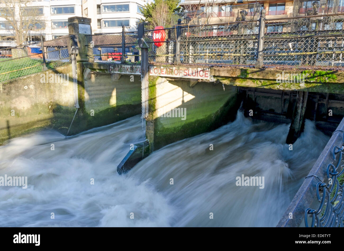 Cambridge, UK. 29. Dezember 2014: Wasser fließt durch eine Schleuse auf dem Fluss Cam in Cambridge Stockfoto