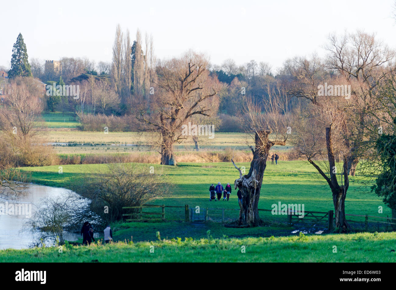 Cambridge, UK. 29. Dezember 2014: Passanten in Grantchester Wiesen Stockfoto