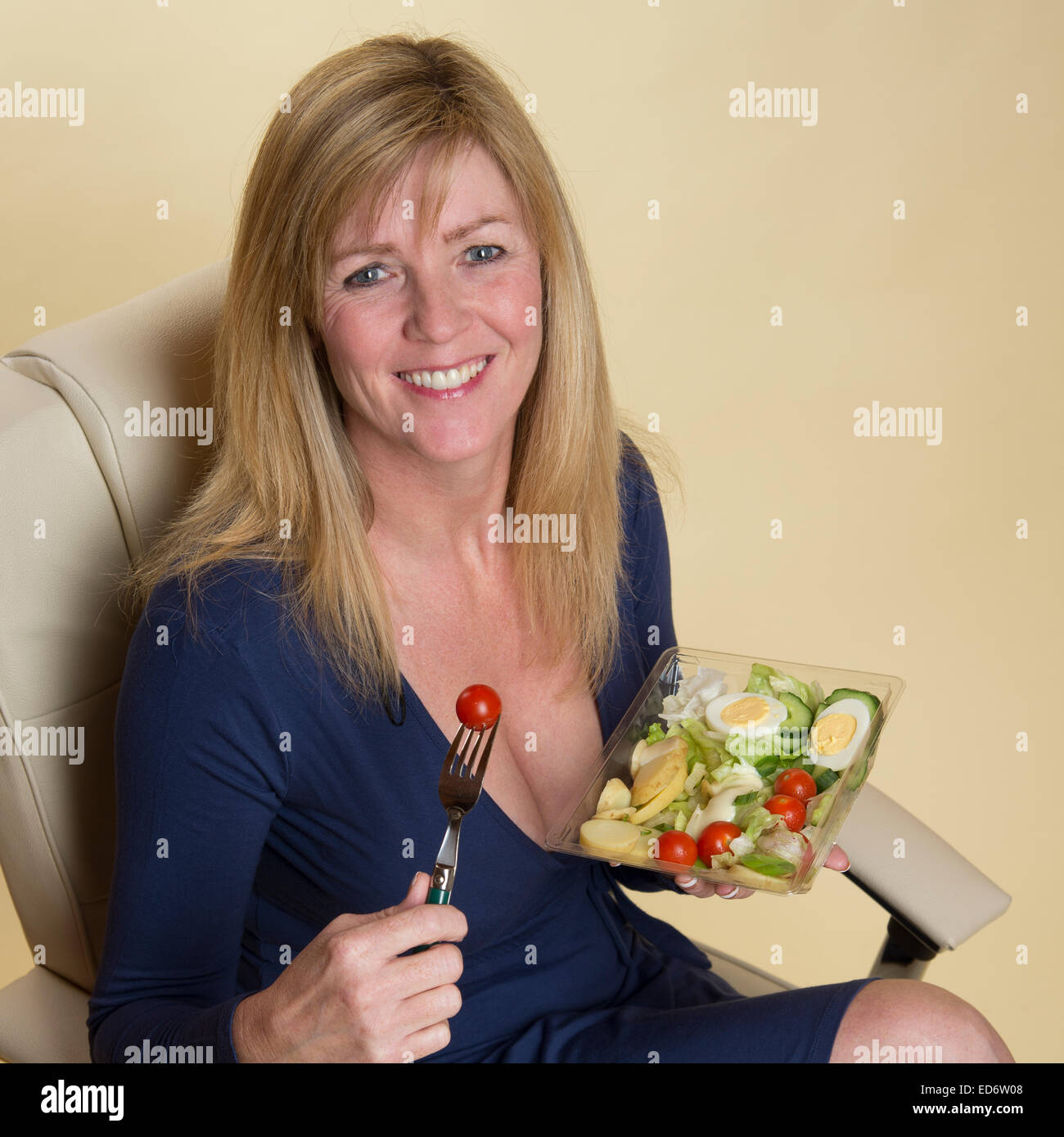 Frau, die ein gesundes Essen Konzept gemischter Salat essen Stockfoto