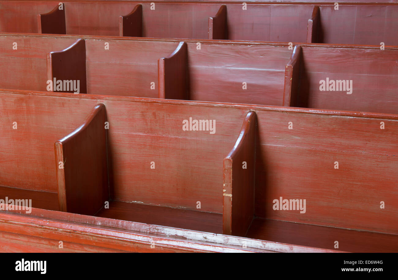 Bänke in der Kirche Feerwerd. Stockfoto
