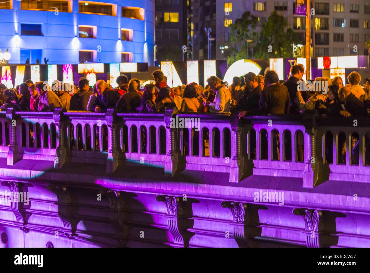 Brücke Melbourne Farbe Lichter auf Prinzessin Brücke über den Yarra River in weißen Nacht Licht Show Brücke in lila, Gr beleuchtet Stockfoto