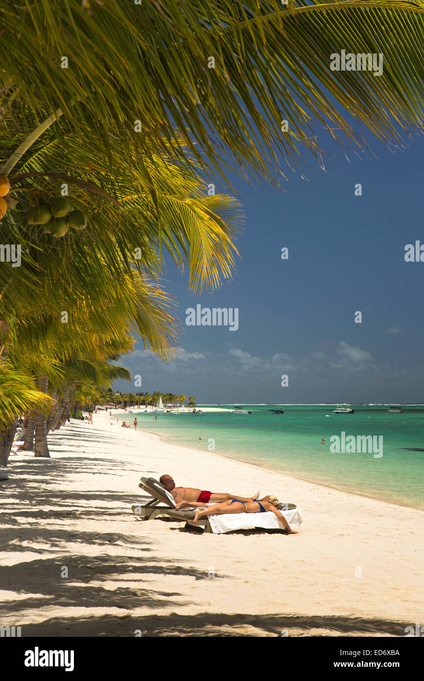 Mauritius, Le M Orne, Lux Le Morne Hotelstrand, Menschen auf Liegestühlen Sonnen Stockfoto