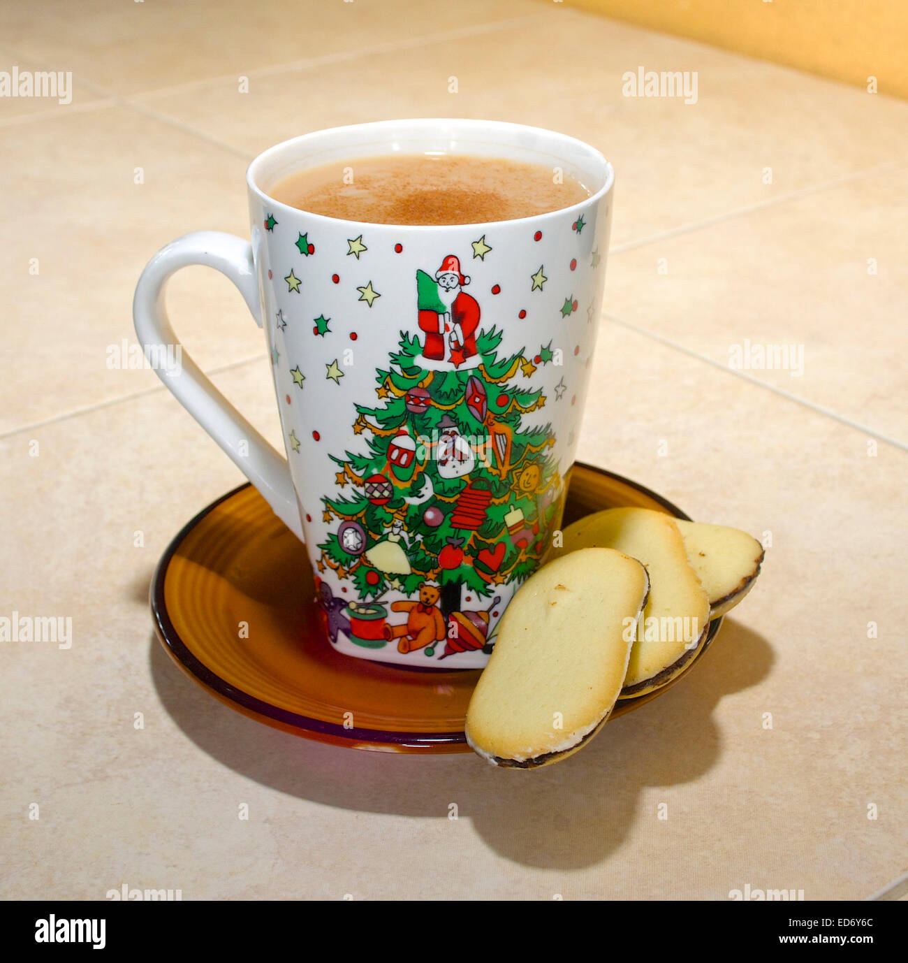 Tasse Kaffee mit Keksen. Stockfoto