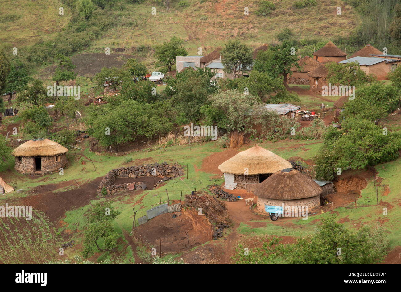 Basotho Dorf mit Häusern (Mokhoro) im traditionellen Lesotho Rondavel Stil. Drakensberge, Lesotho Stockfoto