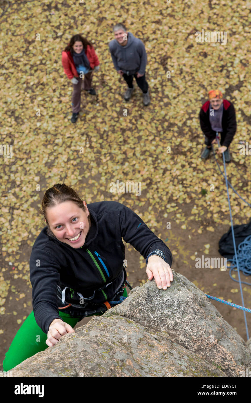 Kletterteam. Glücklich weibliche Extrembergsteiger und ihr Team auf die herbstlichen Blätter Hintergrund Stockfoto