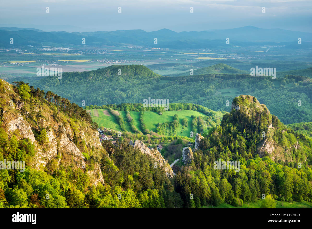 Schloss Vrsatec in Nature Reserve Vrsatske Felsen und Vah River Valley, Vrsatske Podhradie, geschützte Landschaft Bereich Biele Stockfoto