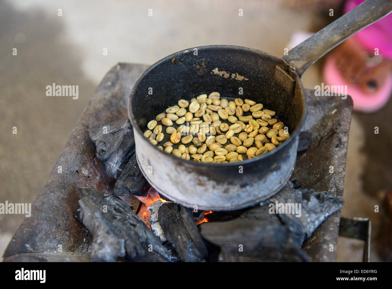 Rösten von Kaffeebohnen, Keren, Eritrea Stockfoto