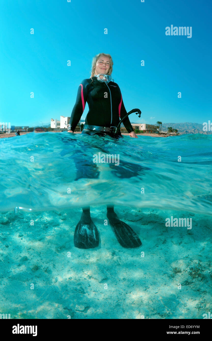 Split Level weibliche Freediver im Roten Meer, Ägypten Stockfoto