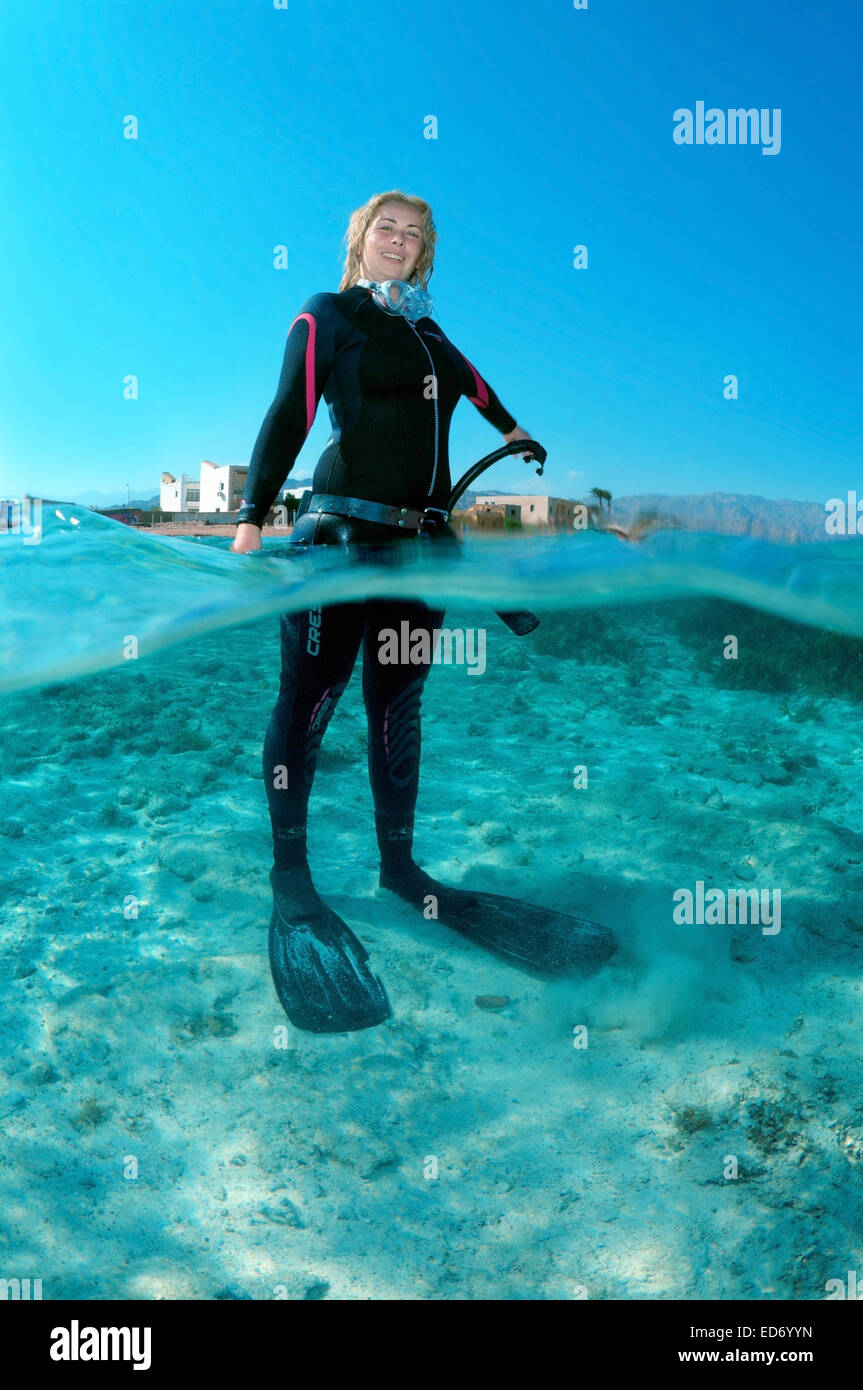 Split Level, weibliche Freediver im Roten Meer, Ägypten Stockfoto