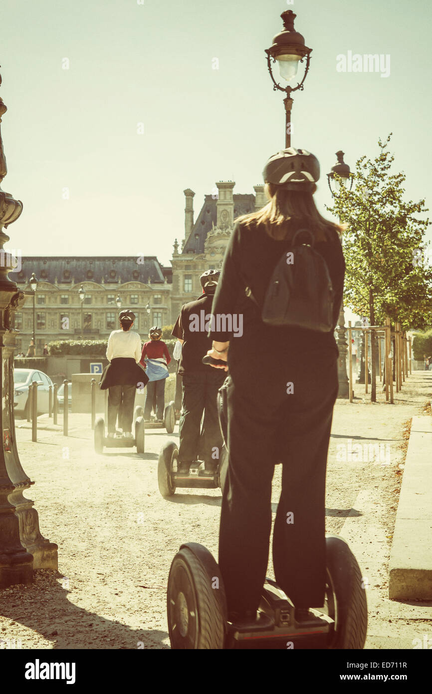 Eine Segway-Tour in Paris in der Nähe des Louvre Stockfoto