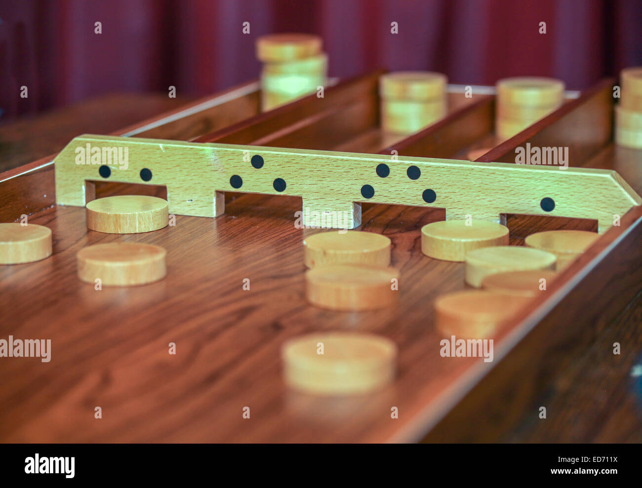 Dutch Shuffleboard Spiel mit hölzernen pucks Stockfotografie Alamy