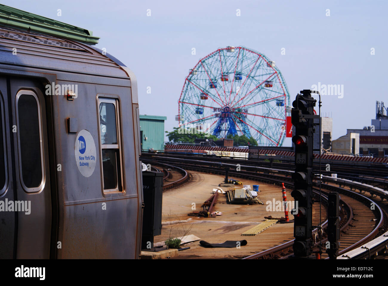 Die Vorderseite des U-Bahn-Wagen an der Station Coney Island mit dem Wonder Wheel im Hintergrund Stockfoto