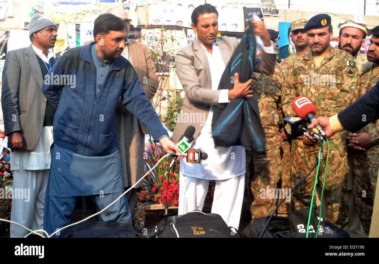 Nationalen Cricketspieler Khan Younis im Gespräch mit Medien Personen während eines Besuchs zu Armee Public School in Peshawar am Dienstag, 30. Dezember 2014. Bei Besuch verteilt Khan Younis waren und finanzielle Unterstützung im Auftrag von Neuseeland und pakistanische Cricket-Teams unter der Affectees. Stockfoto