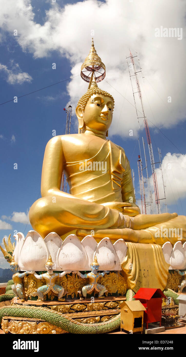Goldene Buddha-Statue auf dem Berg, buddhistische Tempel-Tiger-Höhle. Wat Tham Suea. Krabi, Thailand, Südostasien Stockfoto