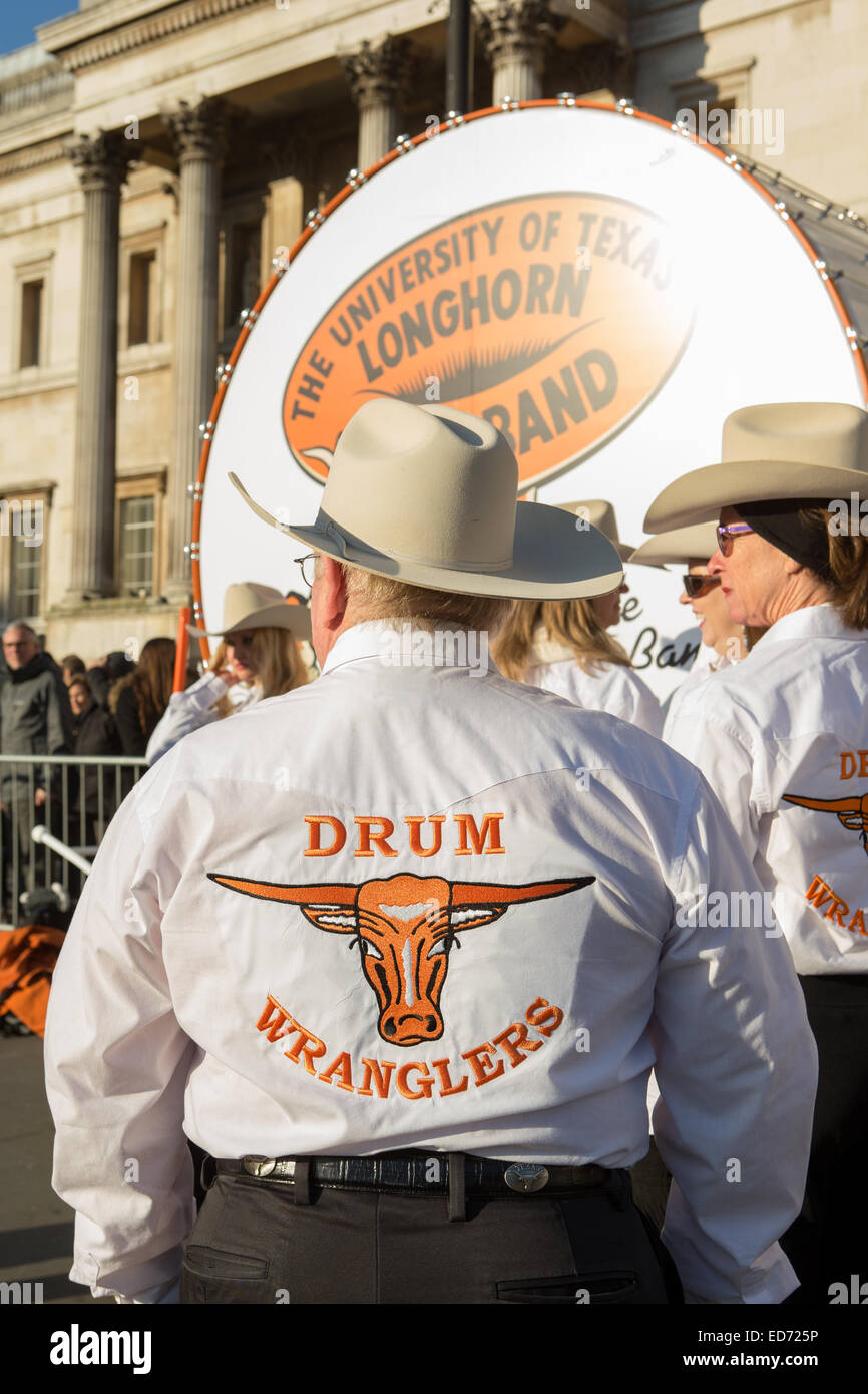 Trafalgar Square, London, UK.  30. Dezember 2014.  Die University of Texas Longhorn Alumni Band durchgeführt für die Massen als eine Predule auf der Londoner New Year Day Parade. Bildnachweis: Neil Cordell/Alamy Live-Nachrichten Stockfoto