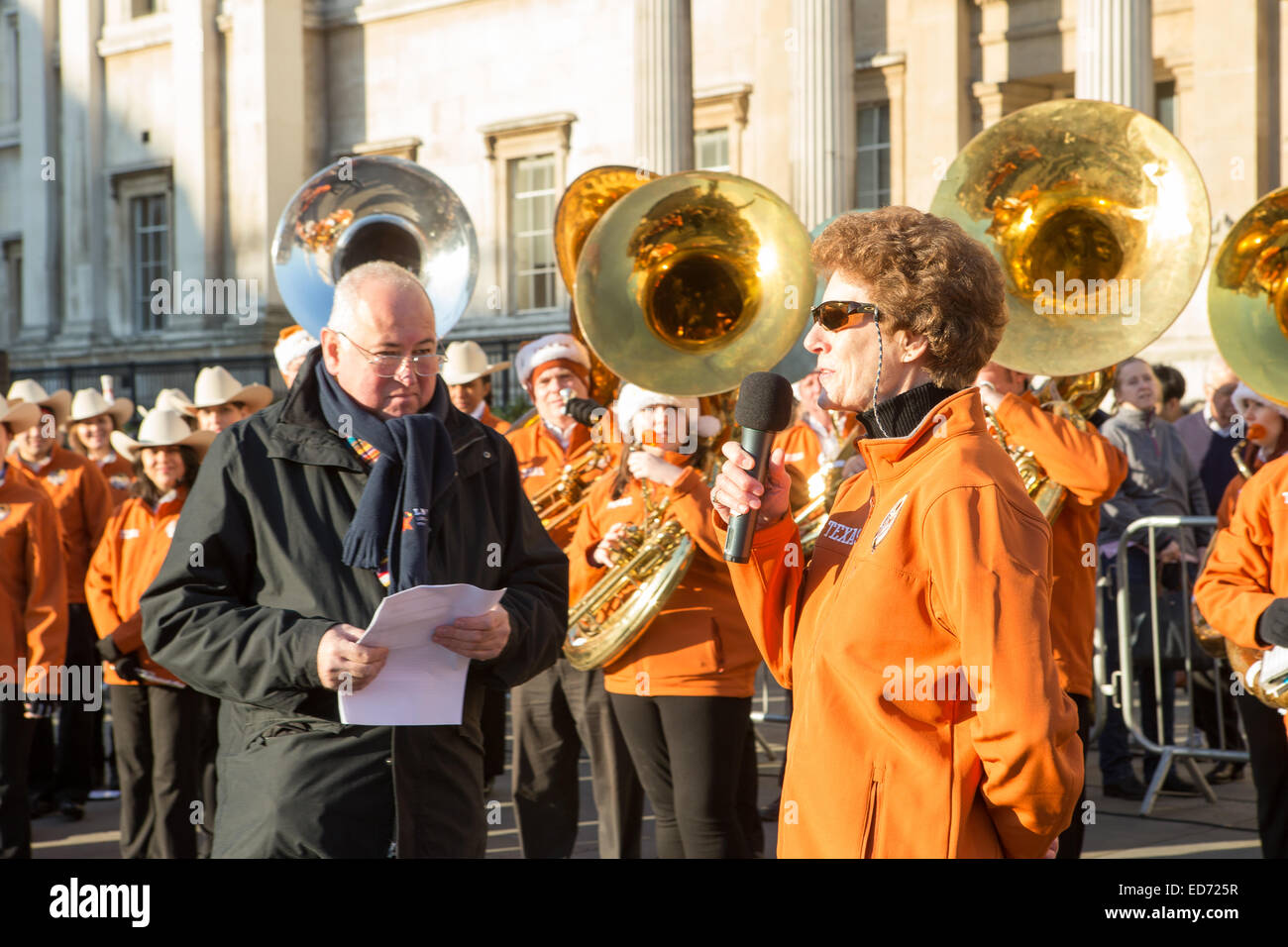 Trafalgar Square, London, UK.  30. Dezember 2014.  Die University of Texas Longhorn Alumni Band durchgeführt für die Massen als eine Predule auf der Londoner New Year Day Parade. Bildnachweis: Neil Cordell/Alamy Live-Nachrichten Stockfoto
