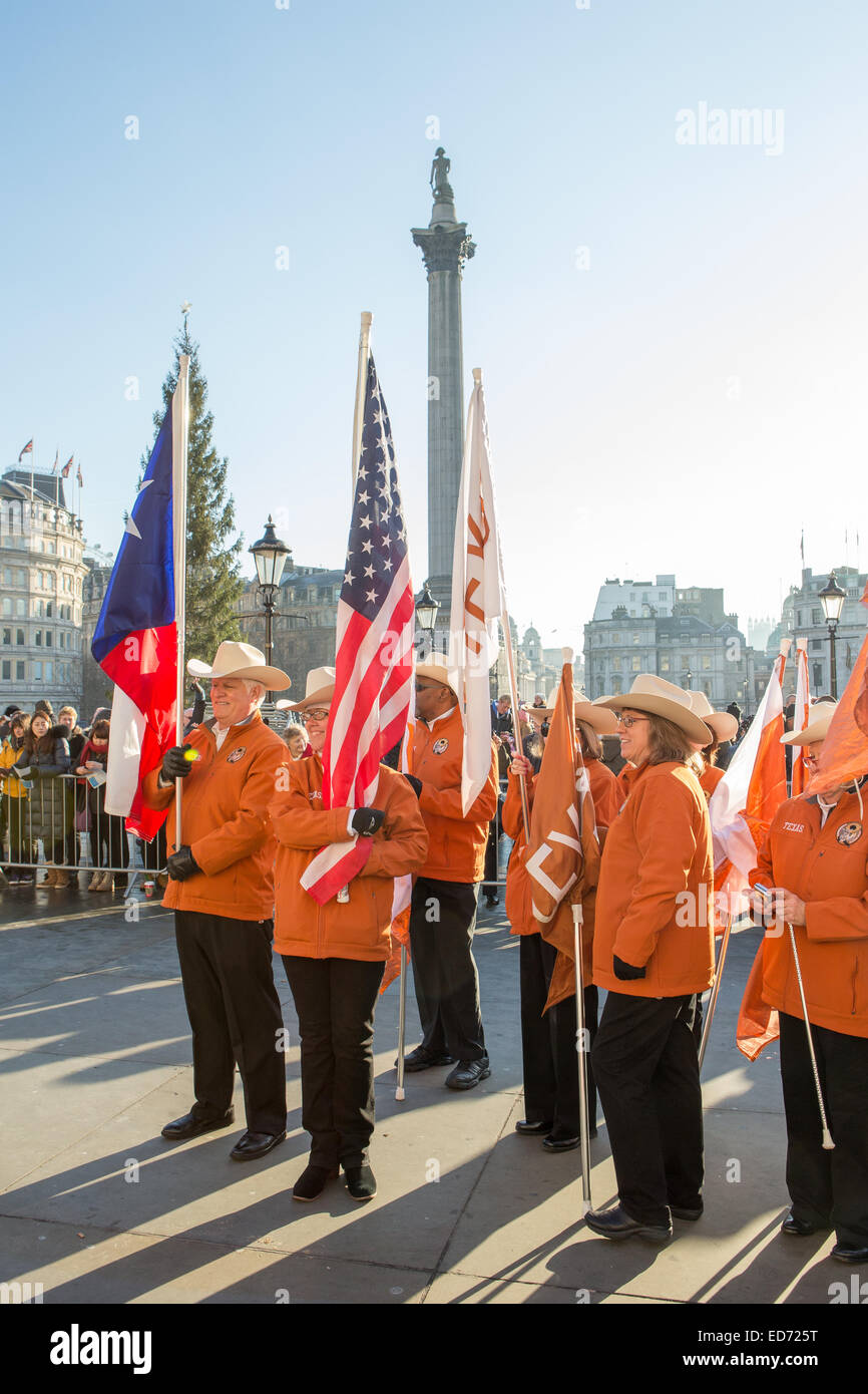 Trafalgar Square, London, UK.  30. Dezember 2014.  Die University of Texas Longhorn Alumni Band durchgeführt für die Massen als eine Predule auf der Londoner New Year Day Parade. Bildnachweis: Neil Cordell/Alamy Live-Nachrichten Stockfoto