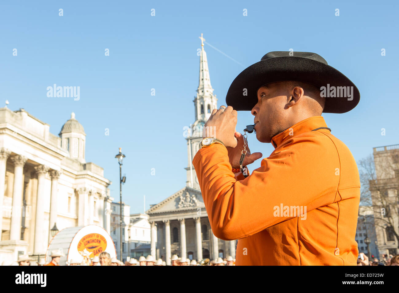 Trafalgar Square, London, UK.  30. Dezember 2014.  Die University of Texas Longhorn Alumni Band durchgeführt für die Massen als eine Predule auf der Londoner New Year Day Parade. Bildnachweis: Neil Cordell/Alamy Live-Nachrichten Stockfoto