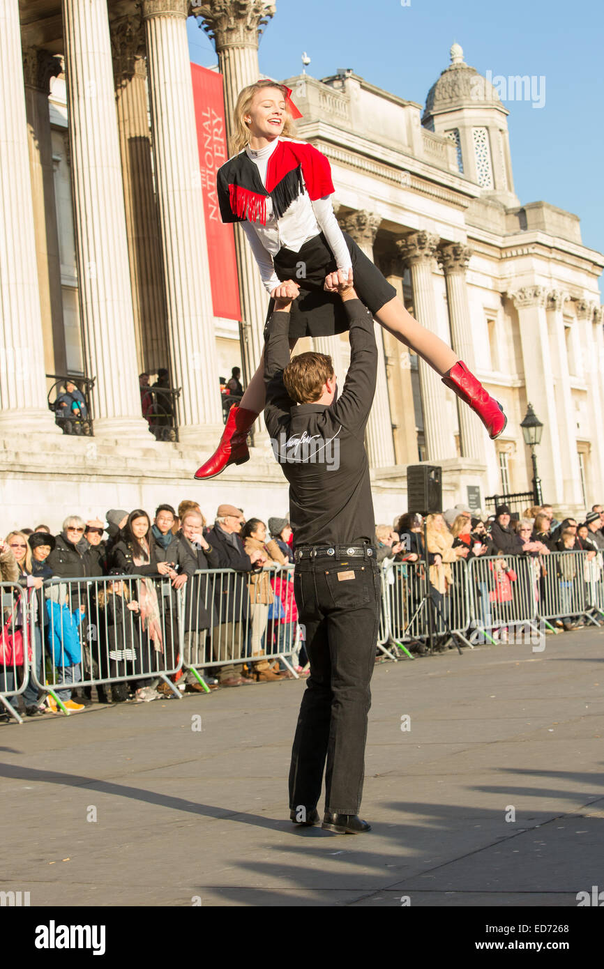 Trafalgar Square, London, UK.  30. Dezember 2014.  Die Tanzgruppe der See Hochland Wildcat Wranglers aus Texas, trat für die Massen als eine Predule auf der Londoner New Year Day Parade. Bildnachweis: Neil Cordell/Alamy Live-Nachrichten Stockfoto