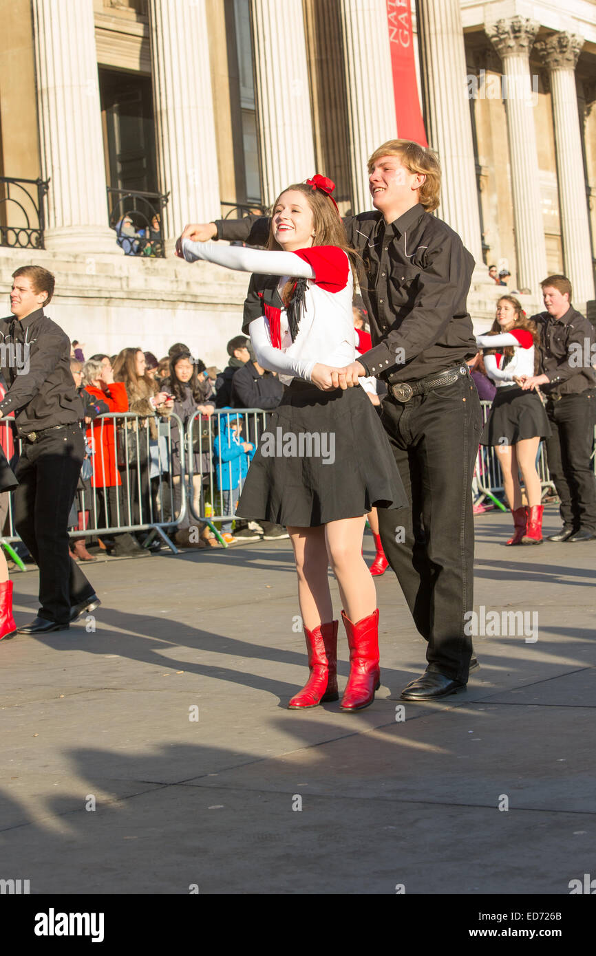 Trafalgar Square, London, UK.  30. Dezember 2014.  Die Tanzgruppe der See Hochland Wildcat Wranglers aus Texas, trat für die Massen als eine Predule auf der Londoner New Year Day Parade. Bildnachweis: Neil Cordell/Alamy Live-Nachrichten Stockfoto