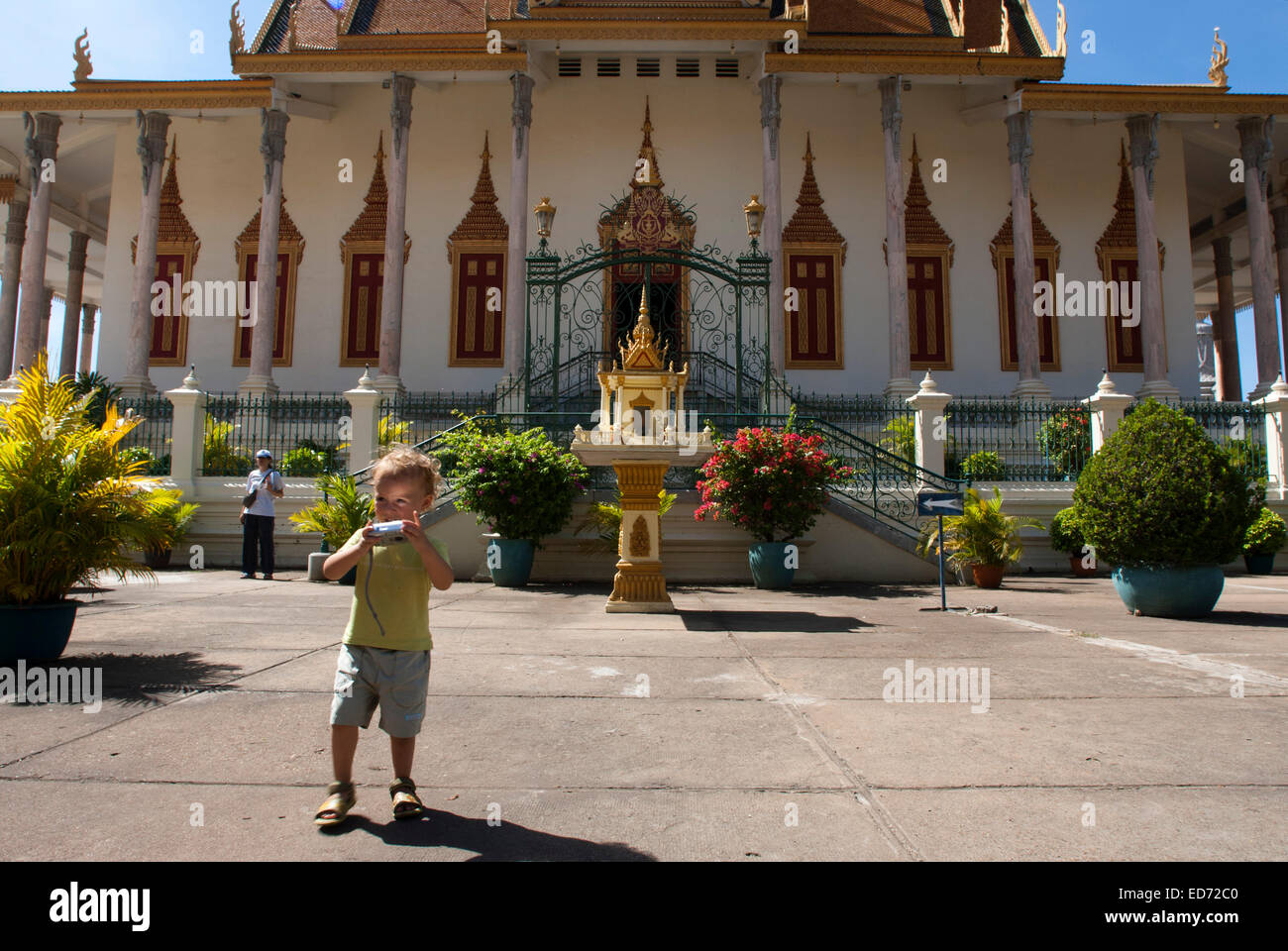 Kind alleine wandern und Fotografieren im königlichen Palast. Phnom Penh. Der Königspalast in Phnom Penh wurde über einem Jahrhundert gebaut. Stockfoto