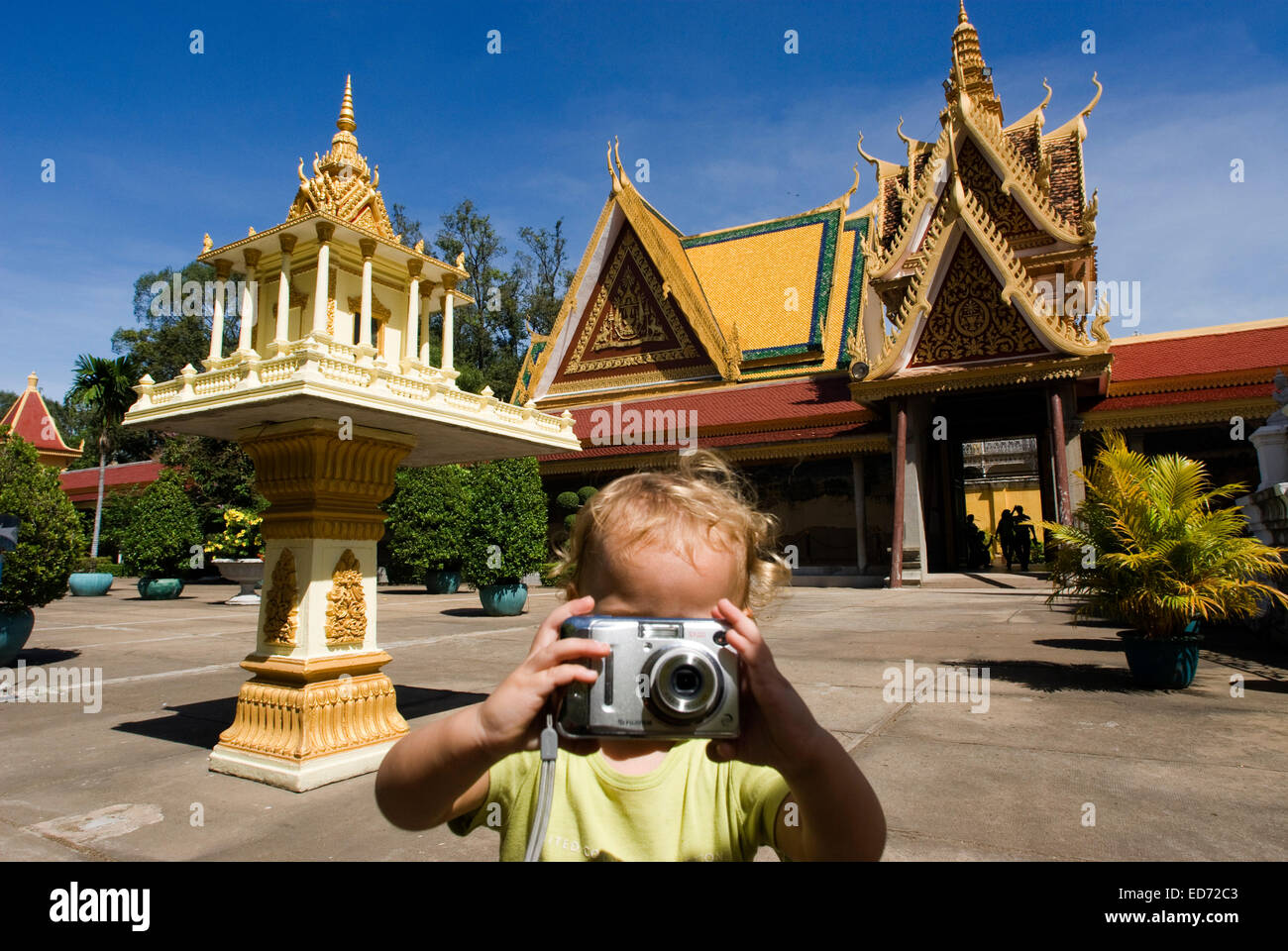 Kind alleine wandern und Fotografieren im königlichen Palast. Phnom Penh. Der Königspalast in Phnom Penh wurde über einem Jahrhundert gebaut. Stockfoto