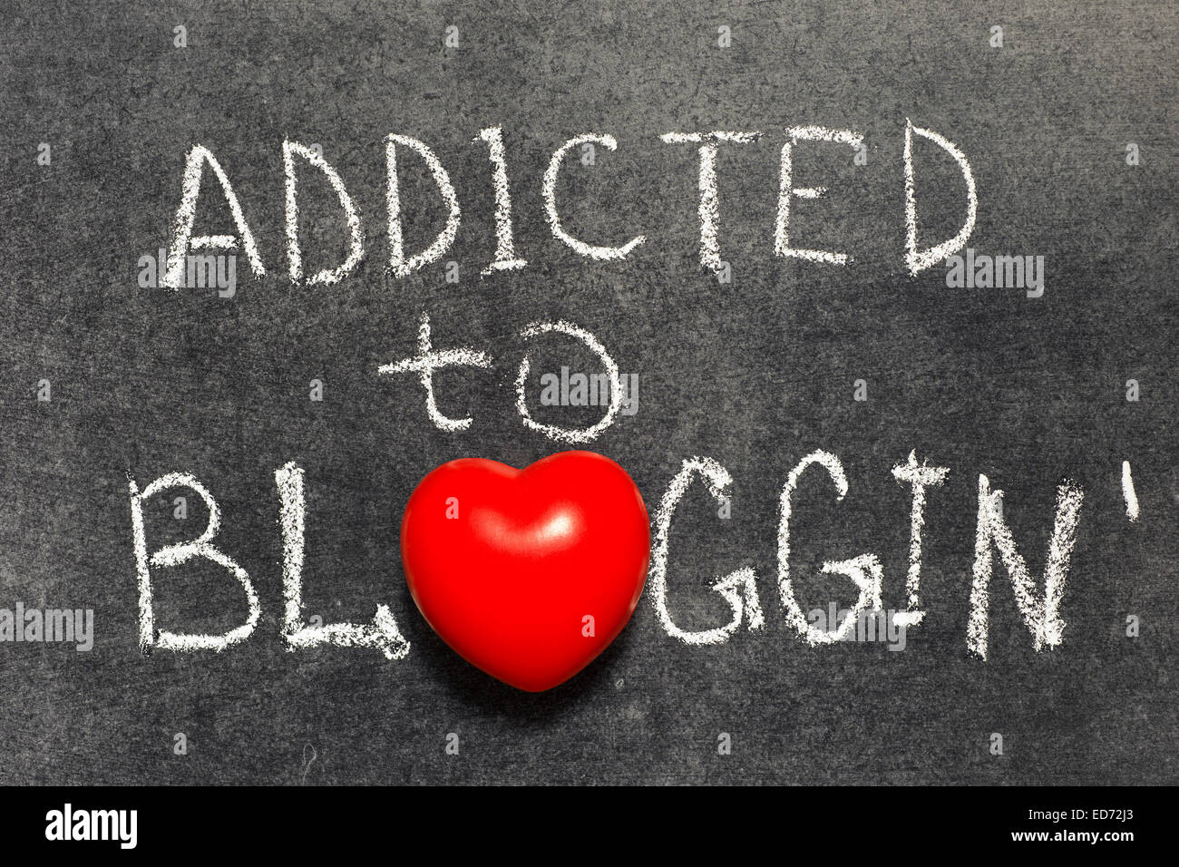 süchtig nach Blogging Ausdruck handschriftlich auf Tafel mit Herzsymbol statt O Stockfoto