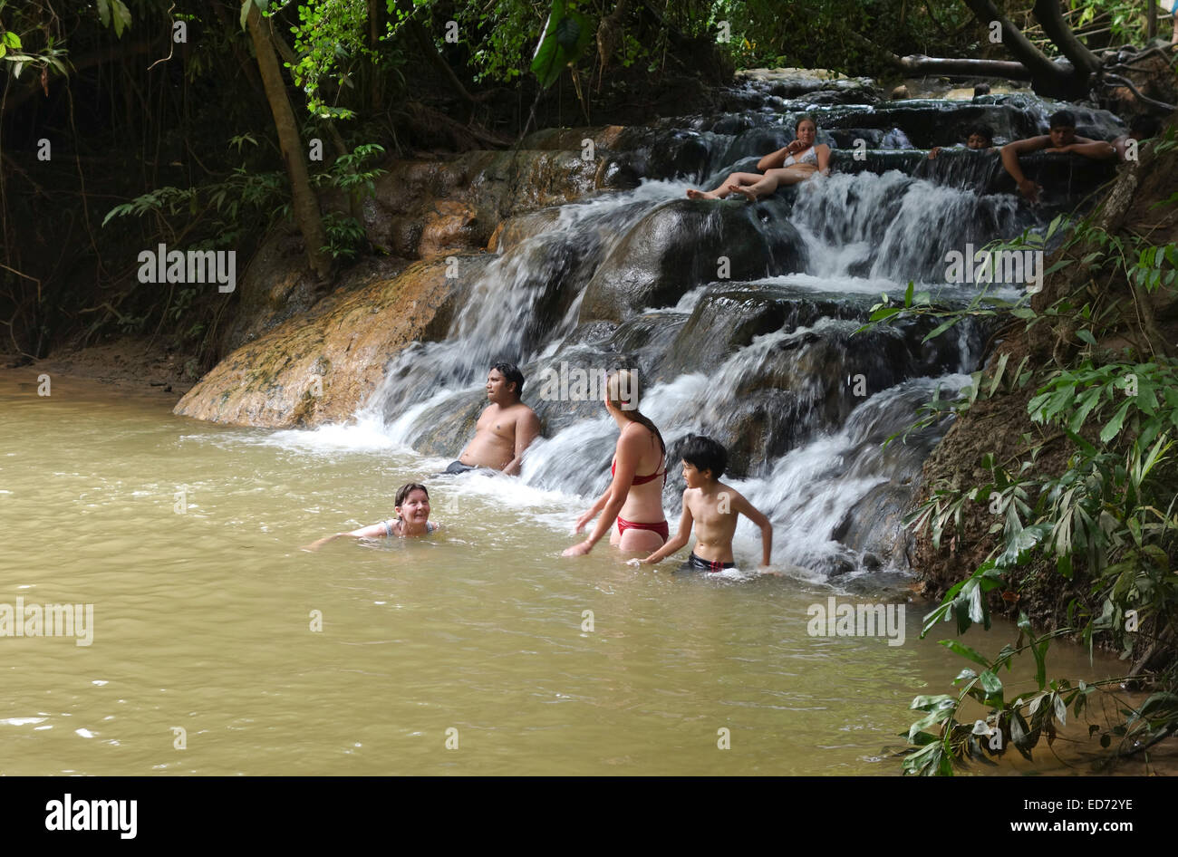 Touristen in Krabi Hot Springs, Klong Thom, Wasserfall. Thailand, Süd-Ost-Asien. Stockfoto