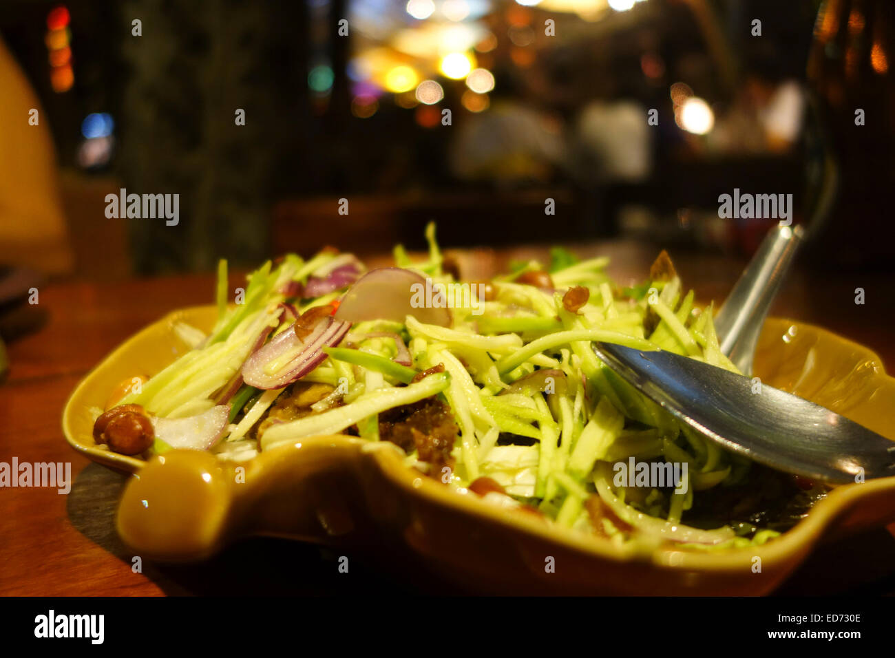Spicy Thai grüne Papaya-Salat. Thai Street Food. Hawker. Thailand, Süd-Ost-Asien. Stockfoto