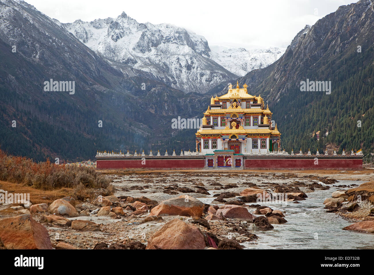 Tibetischen Tempel mit Goldenen Dachl gewidmet Guru Rinpoche in der Nähe von Zhuqing, Provinz Sichuan, China Stockfoto