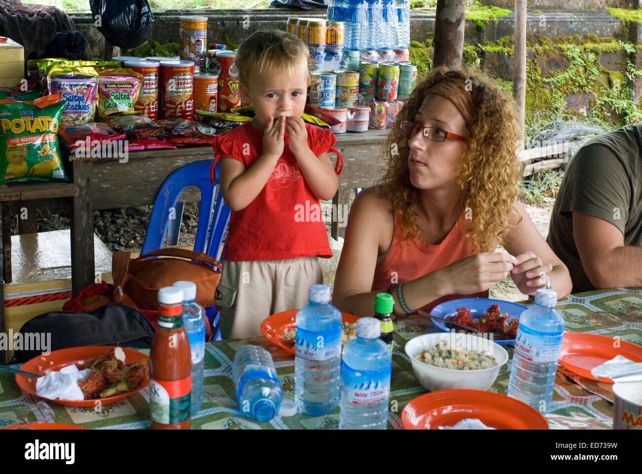 Bokor National Park. Kambodscha. Reisen Sie mit Kinder. Mutter mit ihrer Tochter zu essen. Privilegierter Ort, die in der Nähe V zu beobachten Stockfoto