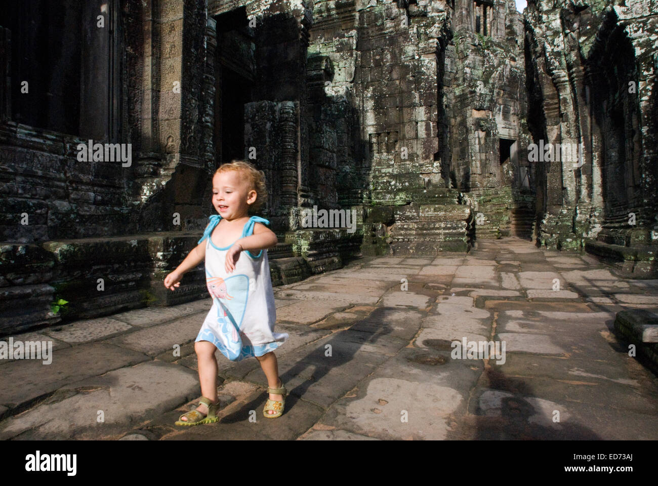 Mädchen alleine im Bayon Tempel spazieren. Angkor Thom. Angkor Thom entstand als ein Quadrat, dessen Seiten genau nördlich Sout laufen Stockfoto
