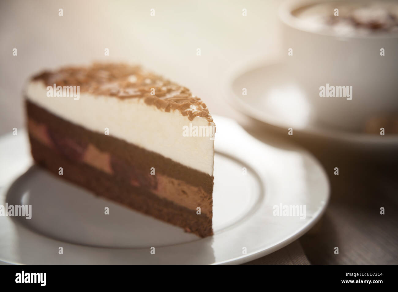 Kuchen und Kaffee in der Sonne Stockfoto