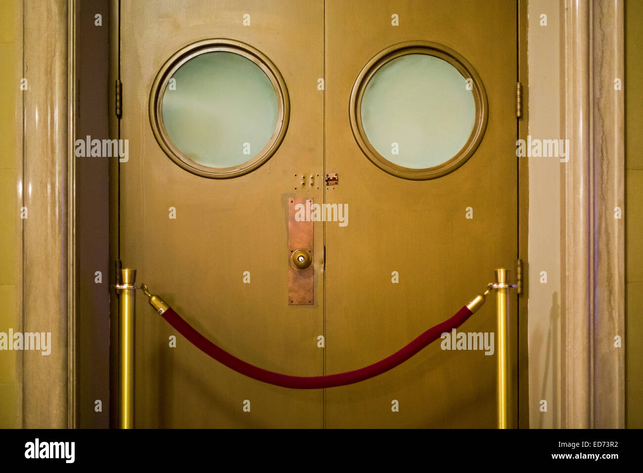 Detroit, Michigan - ein glückliches Gesicht auf eine Tür im Detroit Institute of Arts. Stockfoto