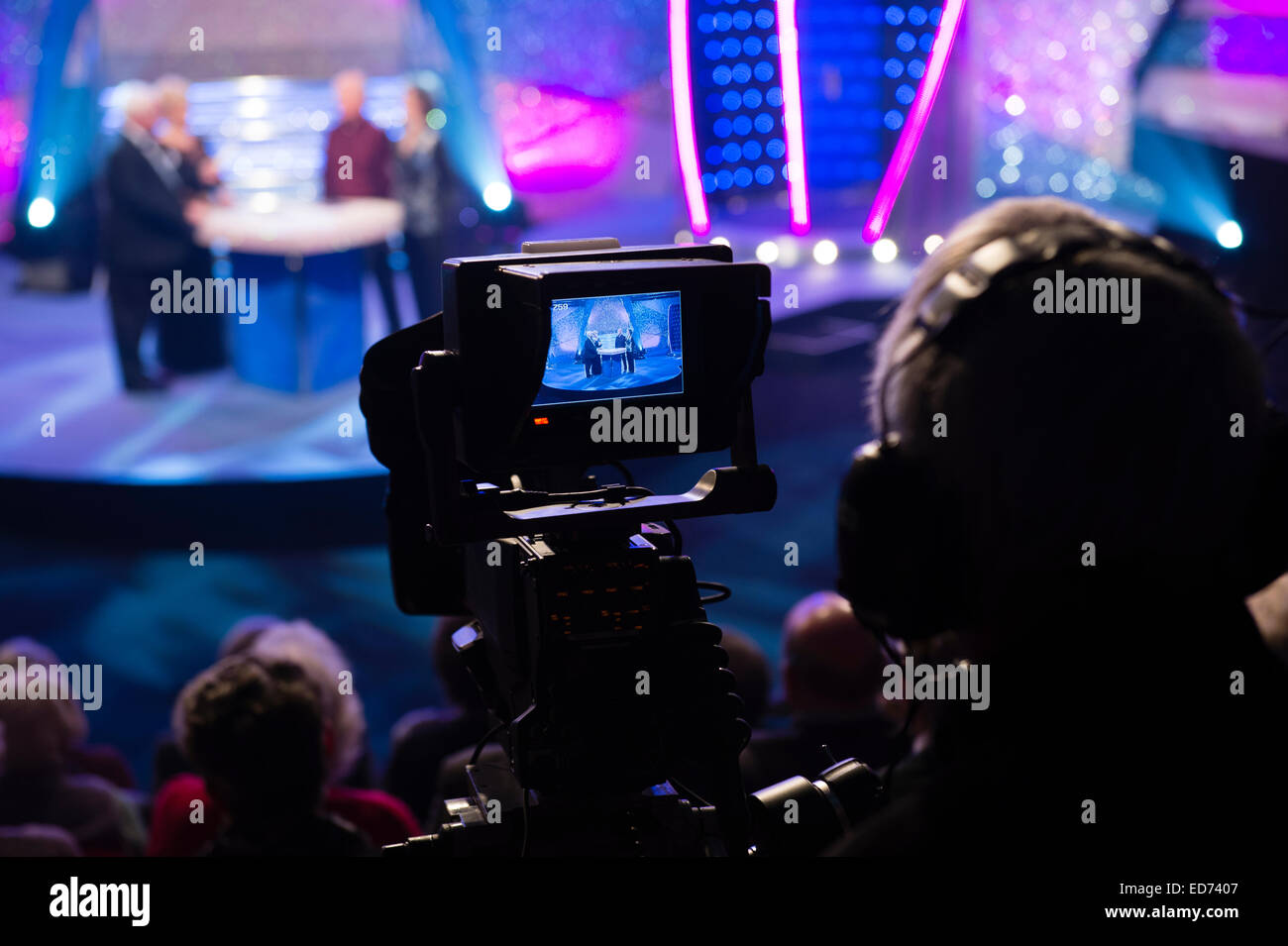 Eine Videokamera und Kameramann, die Aufzeichnung einer Fernsehsendung tv Sendung Quiz-Show in einem Studio UK Stockfoto