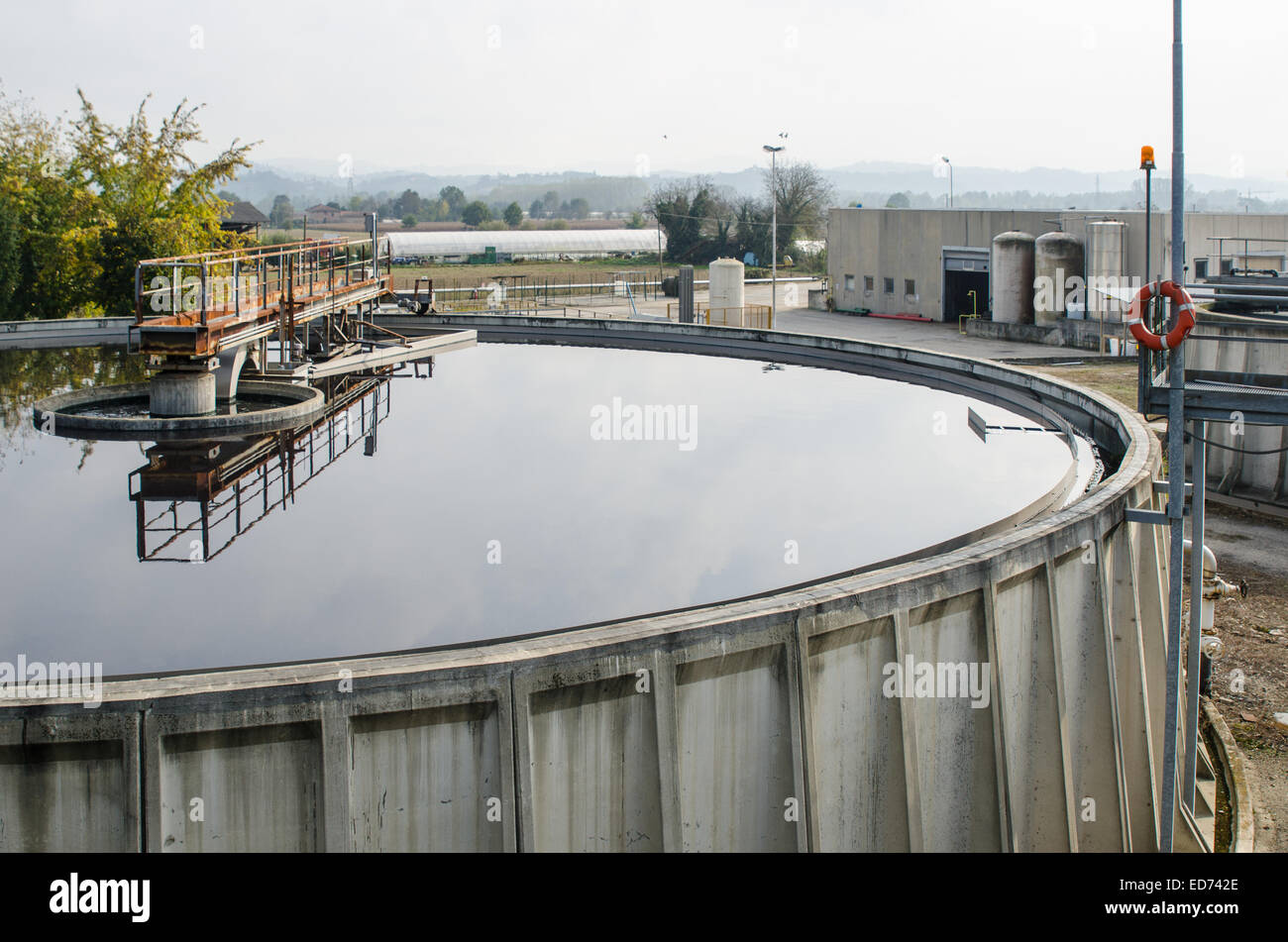 Behandlung von Abwasser mit biologischen Schlamm-Pool Stockfoto