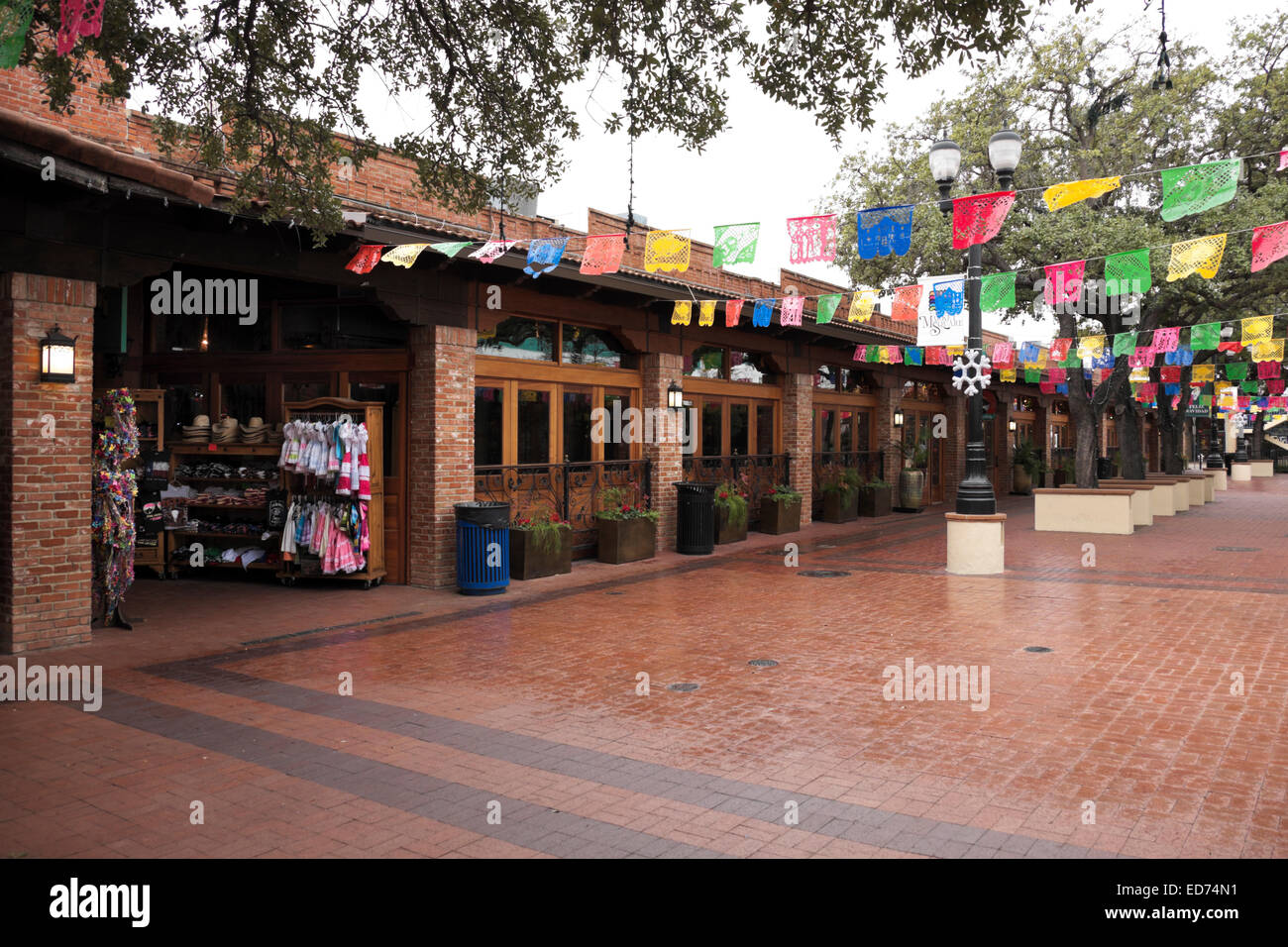 Einem regnerischen Morgen auf dem Marktplatz, San Antonio, Texas, in der Weihnachtszeit. Stockfoto