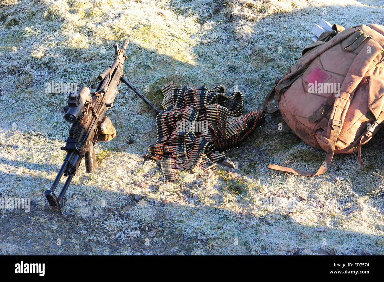 Ein 5,62 mm Minimi leichtes Maschinengewehr mit Munition an ihrer Seite. Stockfoto