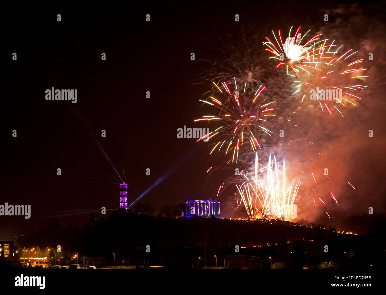 Edinburgh, Schottland. 30. Dezember 2014. 35.000 Menschen wurden erwartet, für den Beginn der dreitägigen Hogmanay Silvester feiern in der Stadt zu machen. Eine geschätzte 8000 Torchbearers, geführt von den Wikingern von Shetland und mehr als 100 Pipers, schlängelte sich ihren Weg durch von George IV Bridge hinunter den Hügel und entlang der Princes Street, Calton Hill, wo sie ein fantastisches Feuerwerk behandelt wurden, angezeigt. Stockfoto