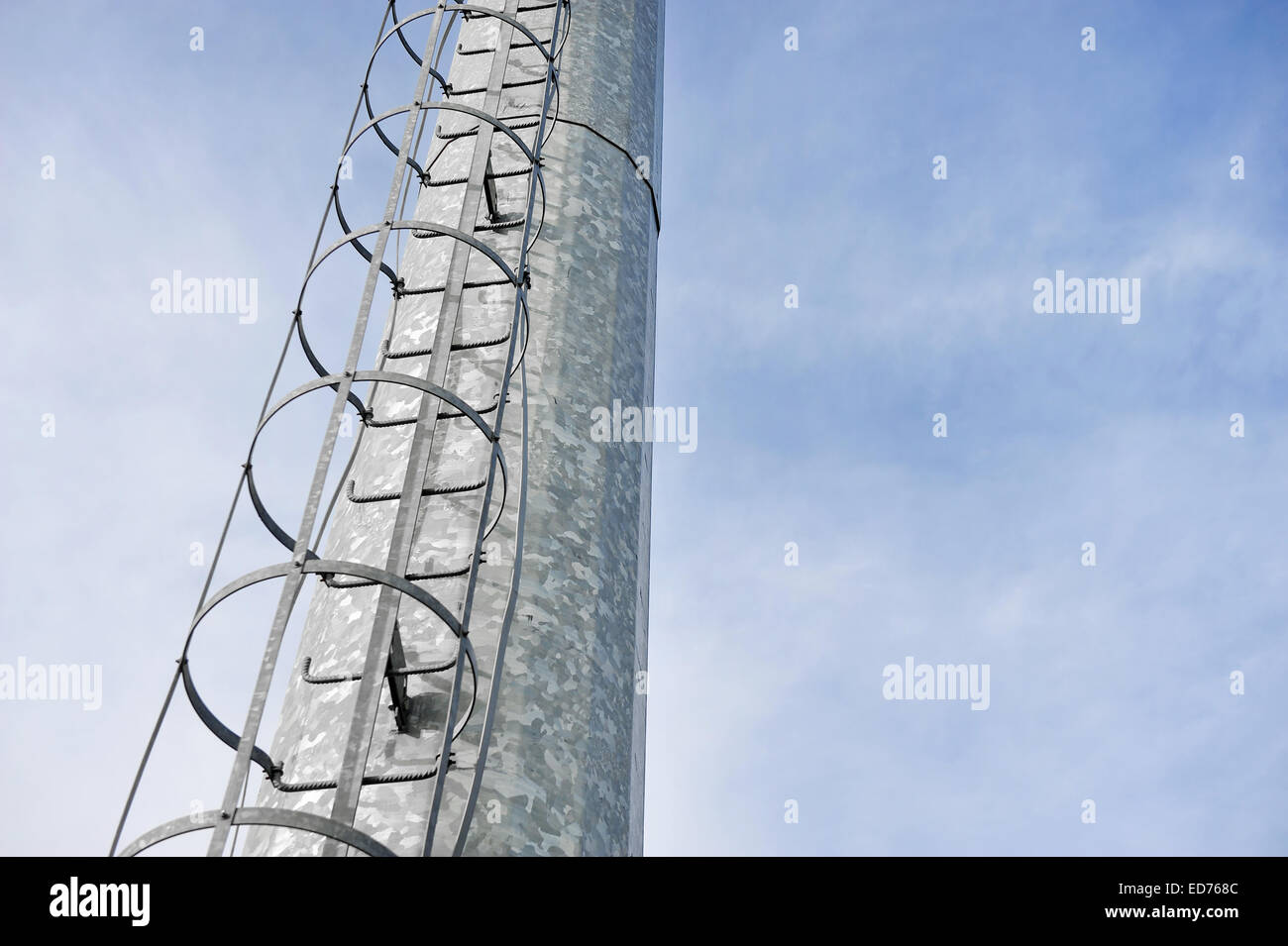 Industrielle Detail mit einem Pol Eisen Leiter und blauer Himmel im Hintergrund Stockfoto