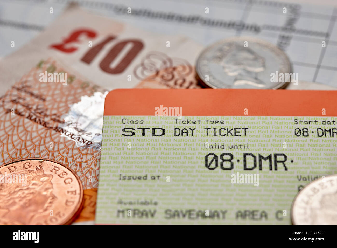 nationale Schiene Bahnticket mit Bargeld und Geld im Vereinigten Königreich Stockfoto