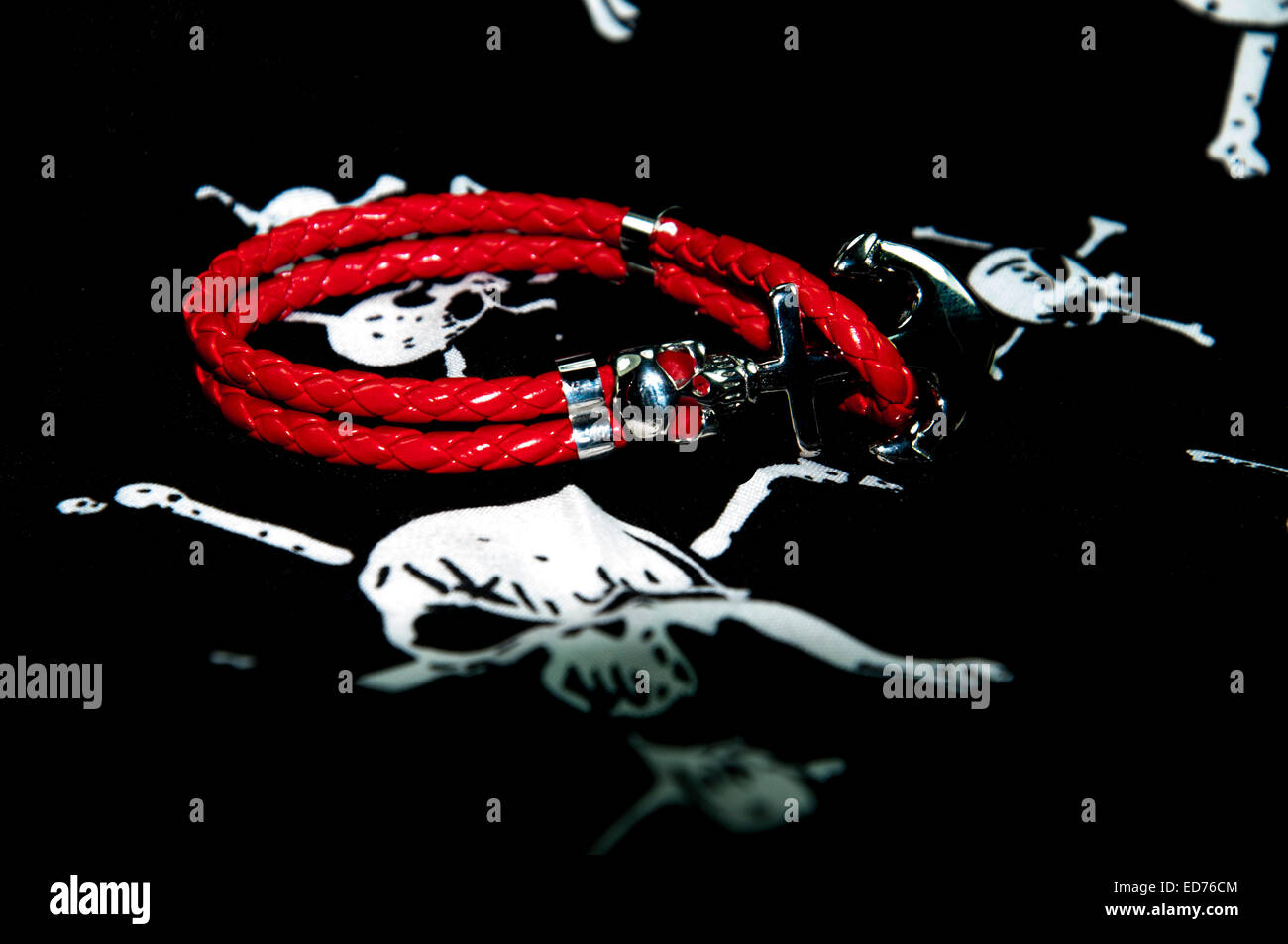 roten Schädel Figur Männer Lederarmband Stockfoto