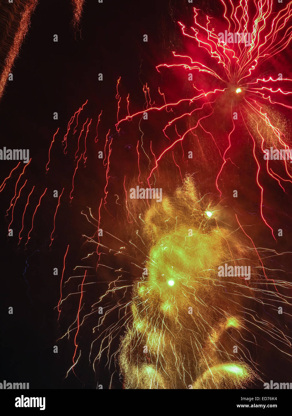 Feuerwerk platzt in den Nachthimmel - orange und rote Funken Stockfoto