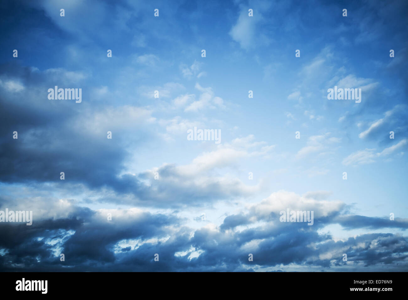 Dunkel blauer Himmel mit Wolken, abstrakte Natur Hintergrund Stockfoto