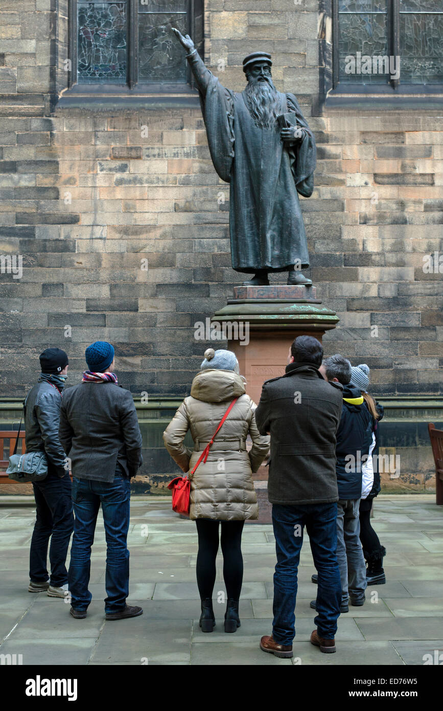 Touristen im Innenhof der Generalversammlung der Kirche von Schottland, bewundern Sie die Statue von John Knox (C. 1514-72). Stockfoto