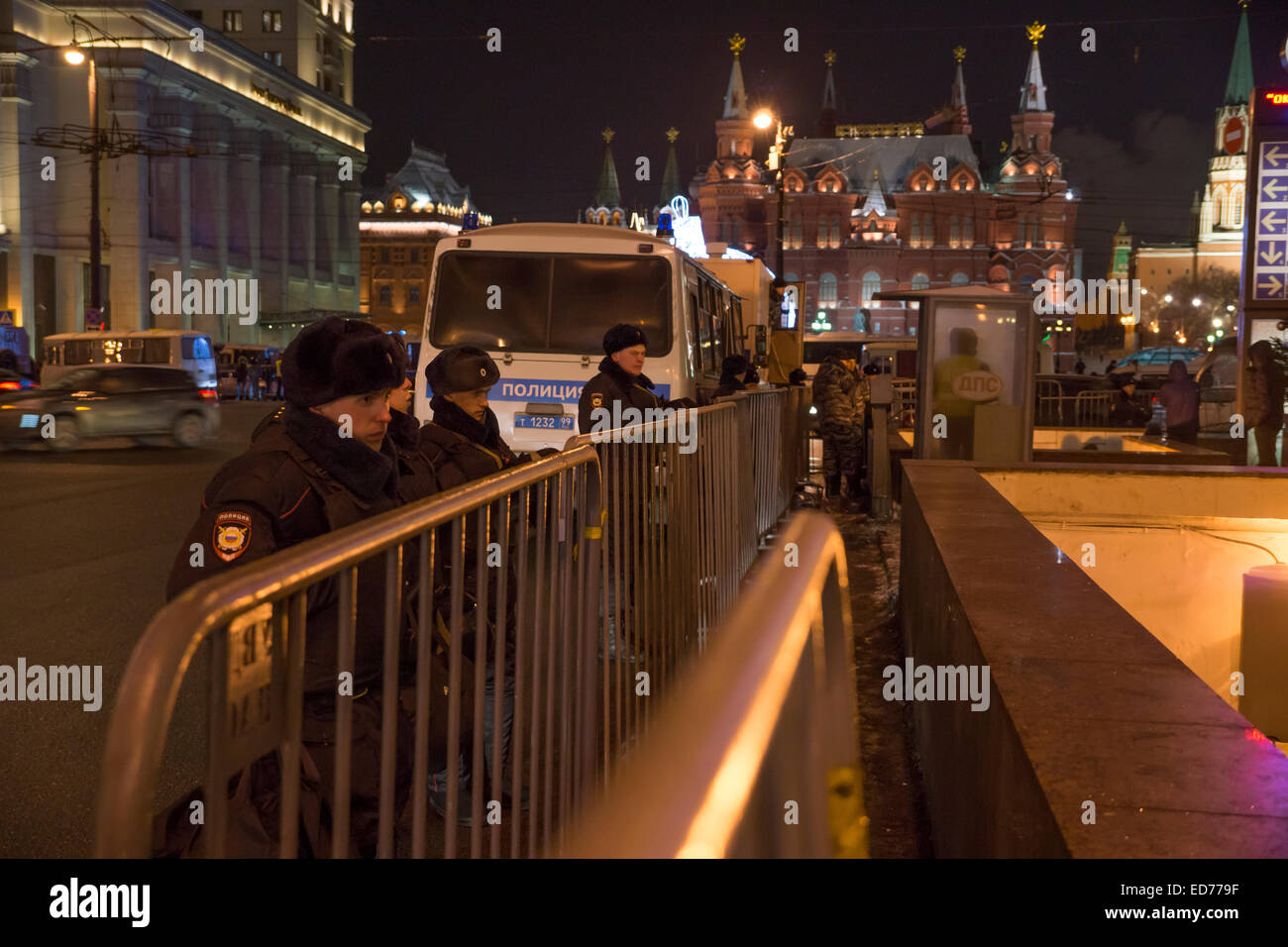 Moskau, Russland. 30. Dezember 2014. Kredit-Polizeilinien während der Proteste gegen Widerstand Führer Alexey Navalny Verurteilung in Moskau am 30. Dezember 2014: Elkhan Mamedov/Alamy Live News Stockfoto